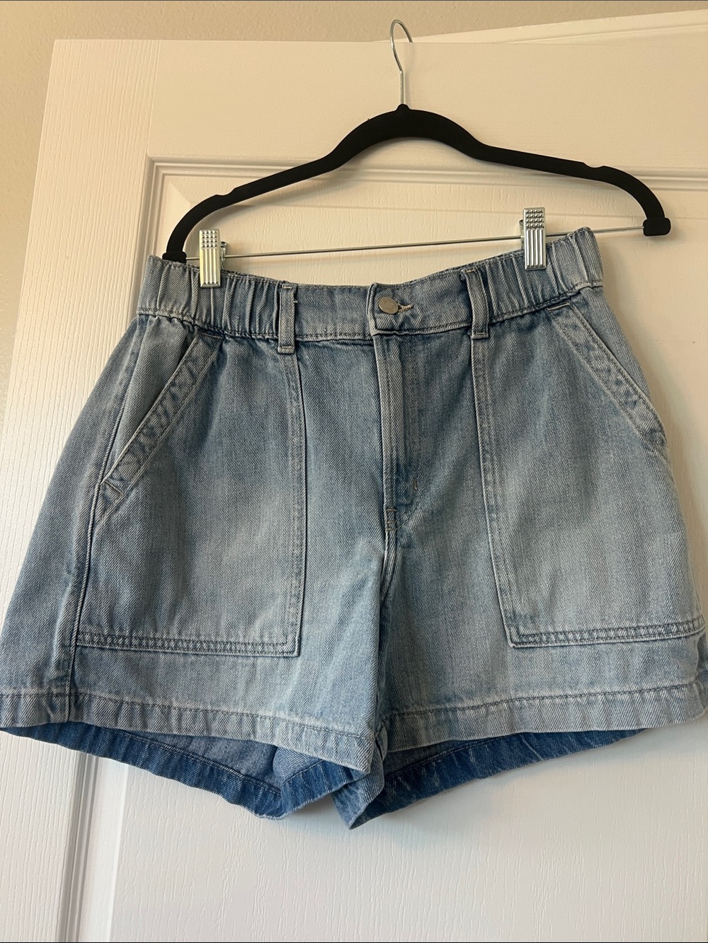 Like New GAP Light wash Elastic Waist Denim Shorts with zipper size m